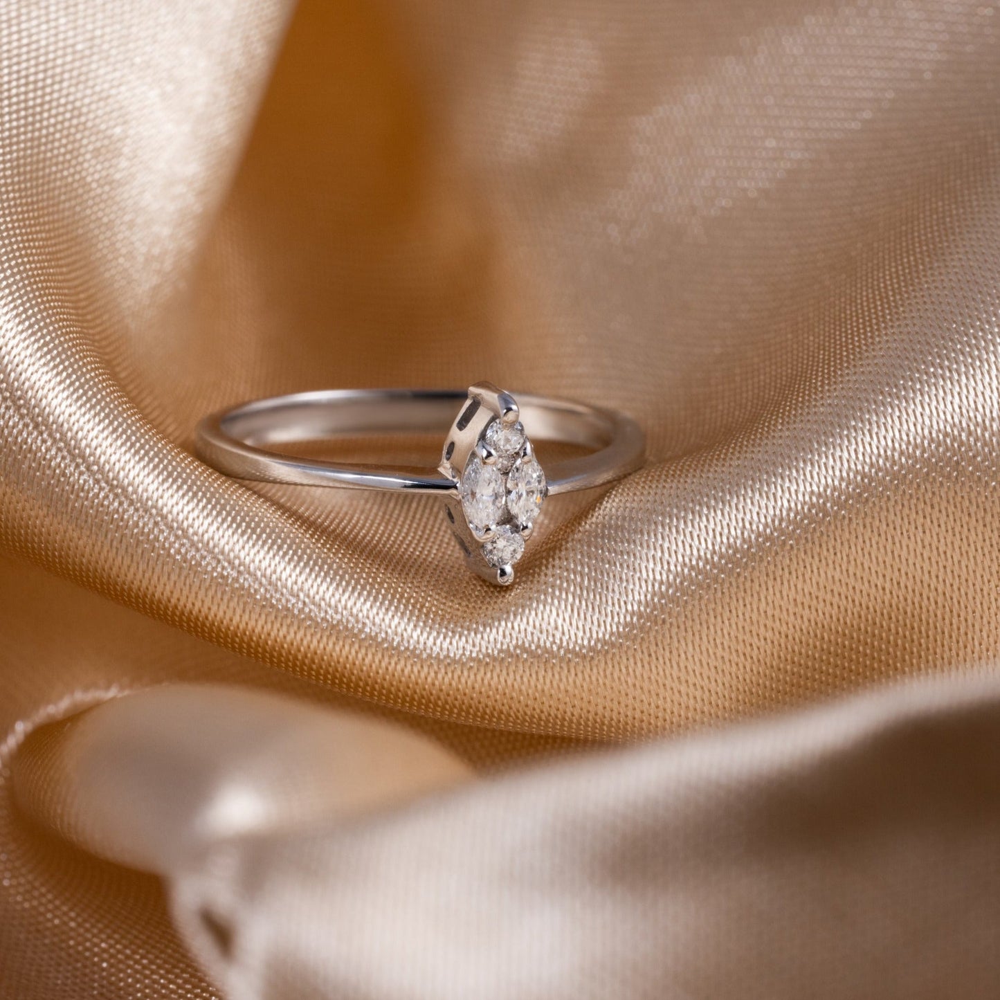 SPARKLING WHITE GOLD DIAMOND RING