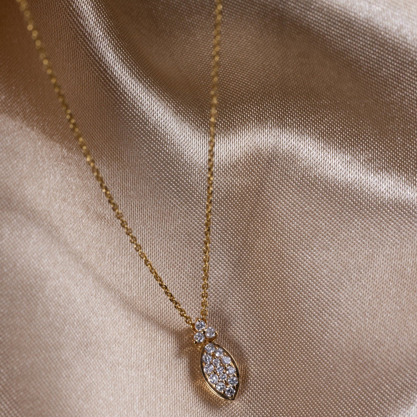 ELEGANT ROUND DIAMOND YELLOW GOLD PENDANT
